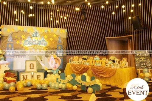 Bàn trang trí sinh nhật màu vàng đồng XV016