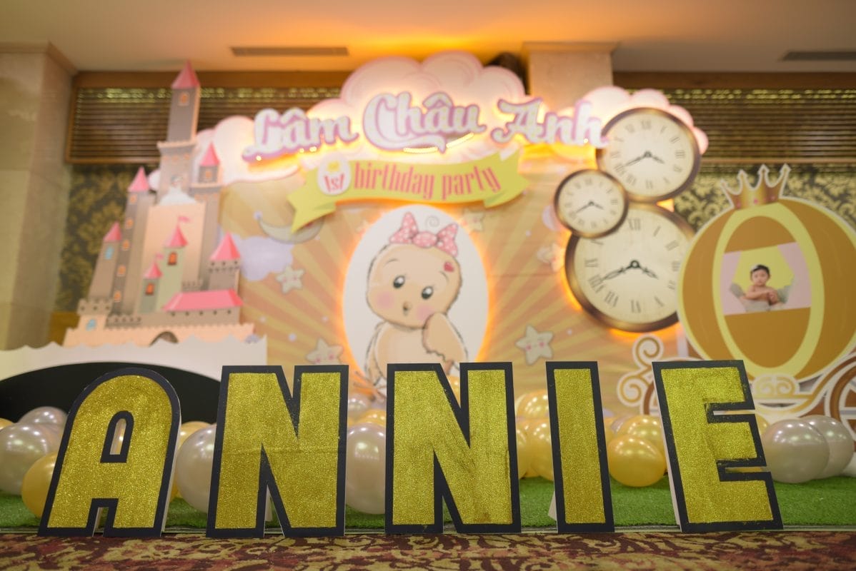 Backdrop sinh nhật chủ đề ANNIE