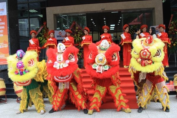 Múa lân tại sự kiện khai trương showroom