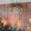Backdrop tiệc cưới phong cách mộc đơn giản