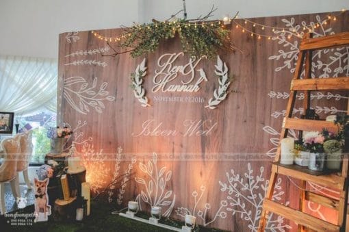 Backdrop tiệc cưới phong cách mộc đơn giản