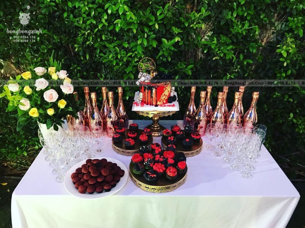 Bánh kem và rựu trang trí bàn gallery thôi nôi sang trọng chủ đề Rustic độc đáo