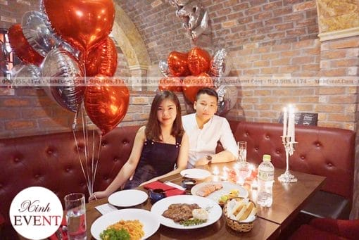 Bong bóng bạc trang trí sinh nhật đơn giản tại nhà hàng XV148