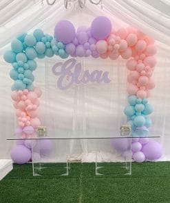 Bàn quà sinh nhật cùng bong bóng trang trí ngoài trời