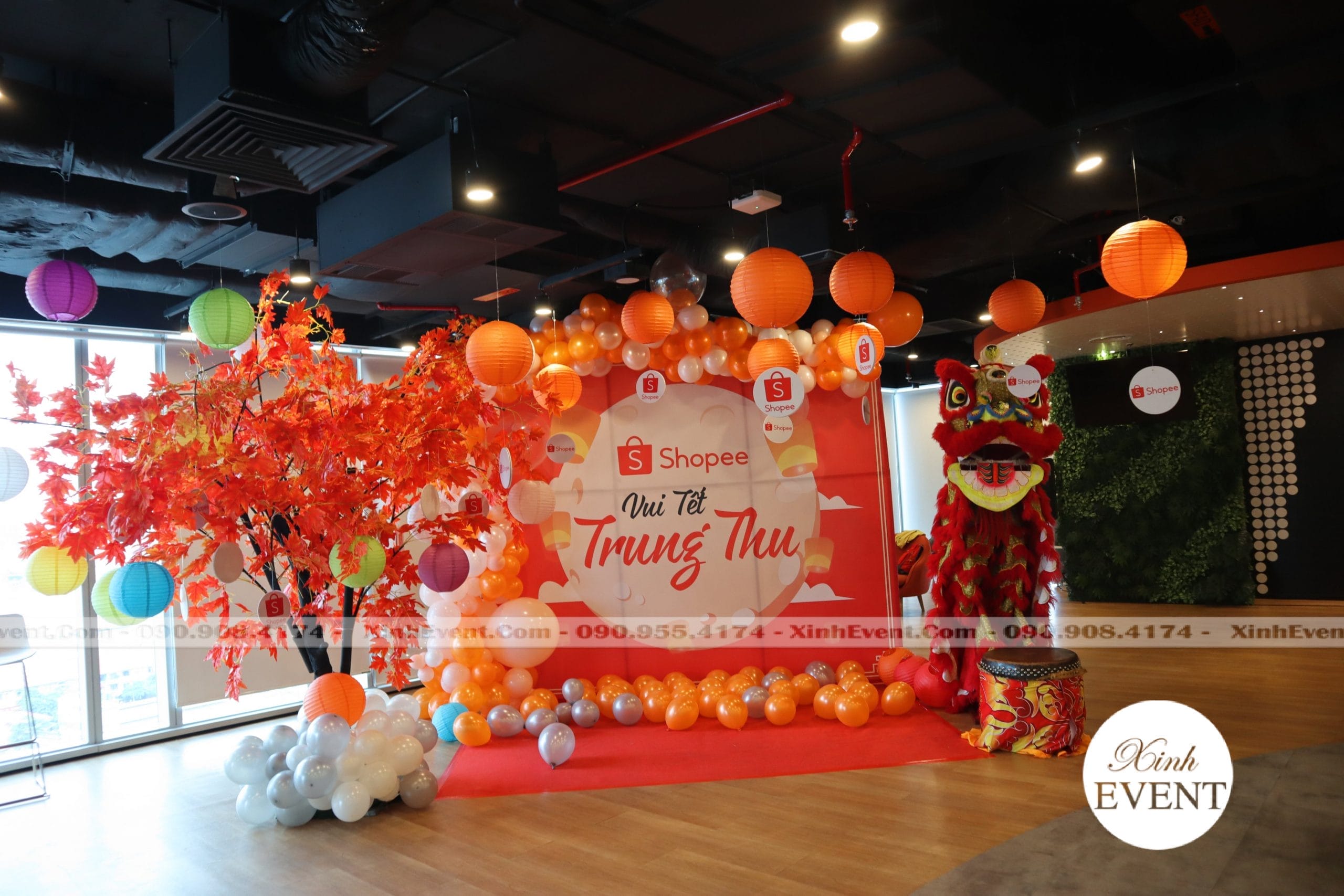 Trang trí cùng bong bóng và thảm đỏ XV253