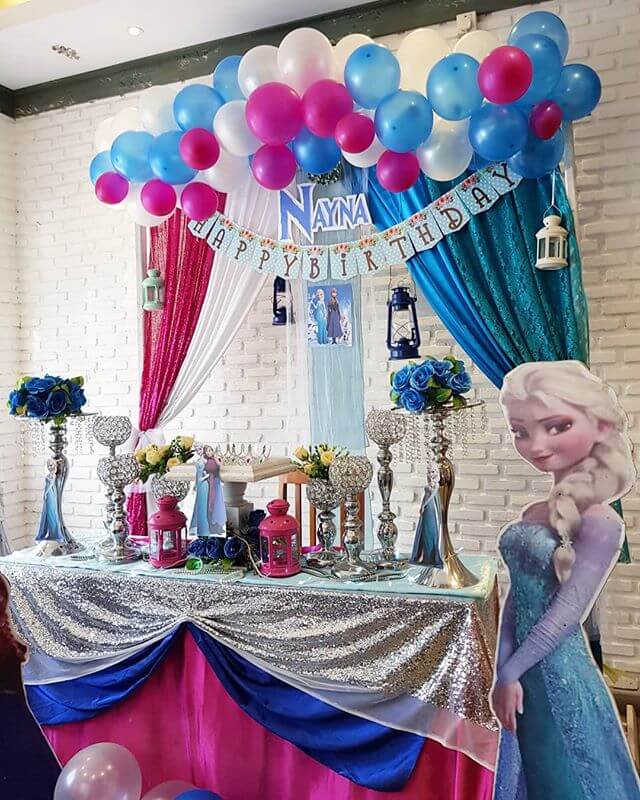Bàn quà sinh nhật cùng phụ kiện trang trí chủ đề Frozen XV266