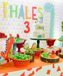 Các loại bánh kẹo đủ màu sắc trang trí thành từng phần riêng biệt cho buổi tiệc XV280