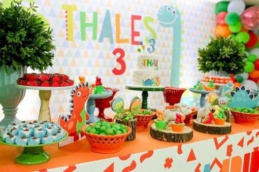 Các loại bánh kẹo đủ màu sắc trang trí thành từng phần riêng biệt cho buổi tiệc XV280