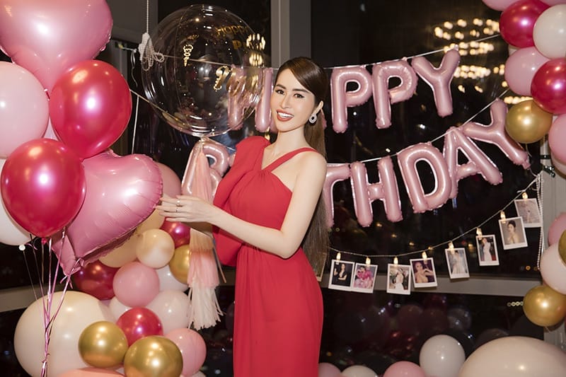 Một buổi tiệc sinh nhật ấm cúng với một bộ bong bóng sinh động