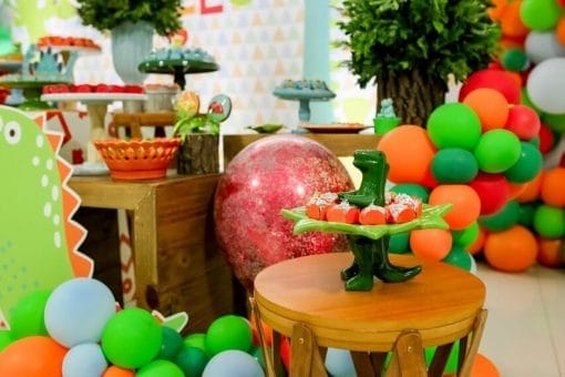 Ngộ nghĩnh với thiết kế chú khủng long và dĩa bánh cho bữa tiệc sinh nhật XV280