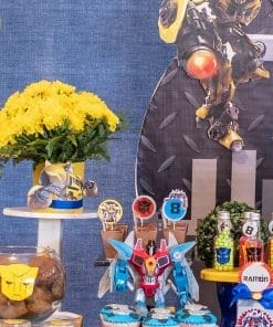 Phụ kiện trang trí đầy màu sắc cùng logo của Optimus XV279