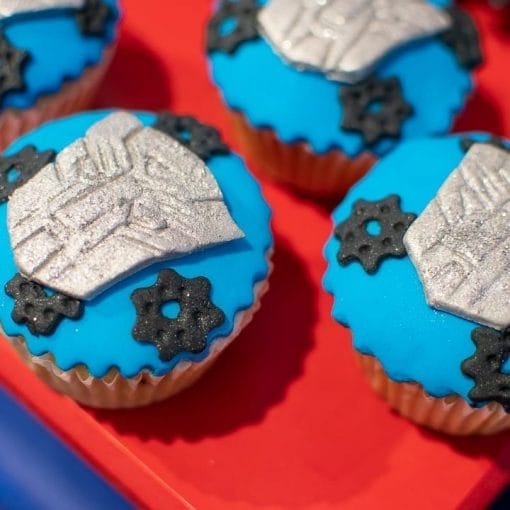 Bánh cupcake với logo của optimus XV279.