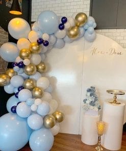 Bàn quà tiệc cưới màu trắng cùng backdrop vô cùng dễ thương XV310