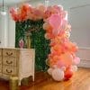 Backdrop sinh nhật tại nhà với phụ kiện cây xanh cùng bong bóng XV401