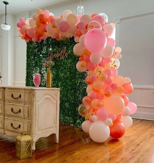 Backdrop sinh nhật tại nhà với phụ kiện cây xanh cùng bong bóng XV401