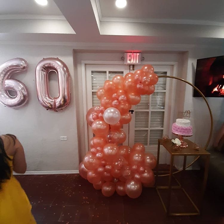 Tiểu cảnh sinh nhật bằng bong bóng màu nâu đất tại nhà XV481