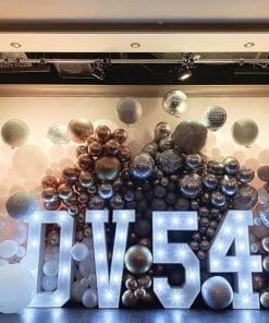 Tiểu cảnh bong bóng chrome và chữ 3D XV495