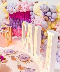 Trang trí bàn quà sinh nhật với backdrop vải voan cùng bong bóng XV648
