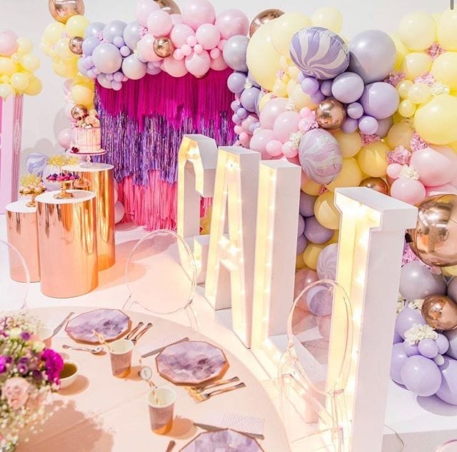 Trang trí bàn quà sinh nhật với backdrop vải voan cùng bong bóng XV648