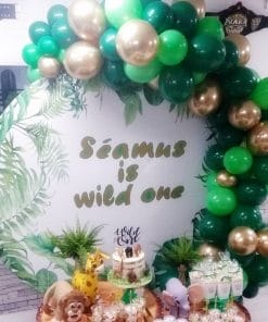 Trang trí backdrop bàn quà sinh nhật cùng dây bong bóng cho mùa giáng sinh XV665