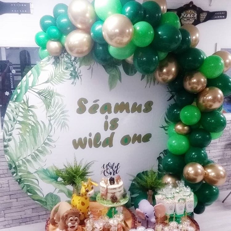 Trang trí backdrop bàn quà sinh nhật cùng dây bong bóng cho mùa giáng sinh XV665