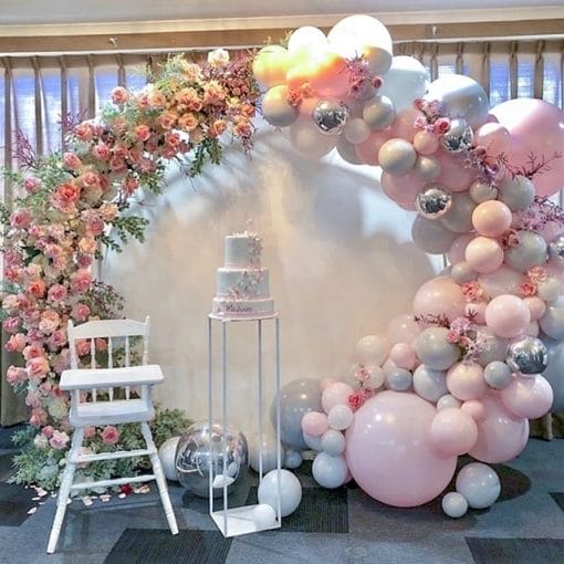 Trang trí backdrop thôi nôi tại nhà bằng bong bóng và hoa tươi XV653