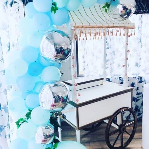 Trang trí bàn quà sinh nhật xe ngựa XV688