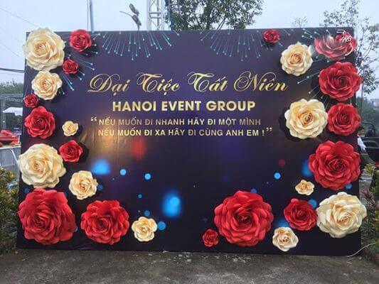 Backdrop tất niên sáng tạo với hoa giấy 3D