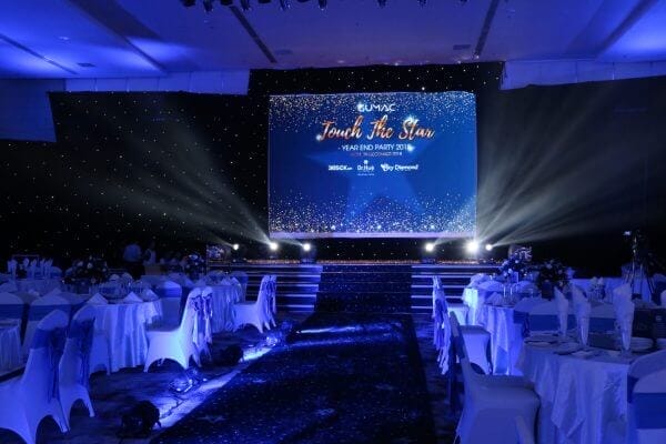Background đèn led cho tiệc tất niên