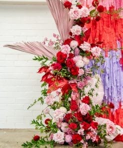 Góc trái của backrop là 1 lẵng hoa được thiết kế tinh tế