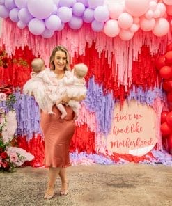 Khách mời chụp ảnh kỷ niệm với backdrop