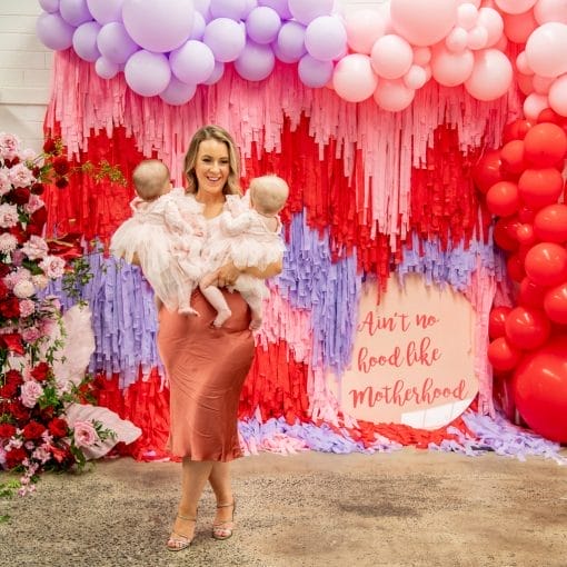 Khách mời chụp ảnh kỷ niệm với backdrop
