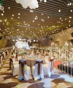Toàn bộ không gian của bữa tiệc