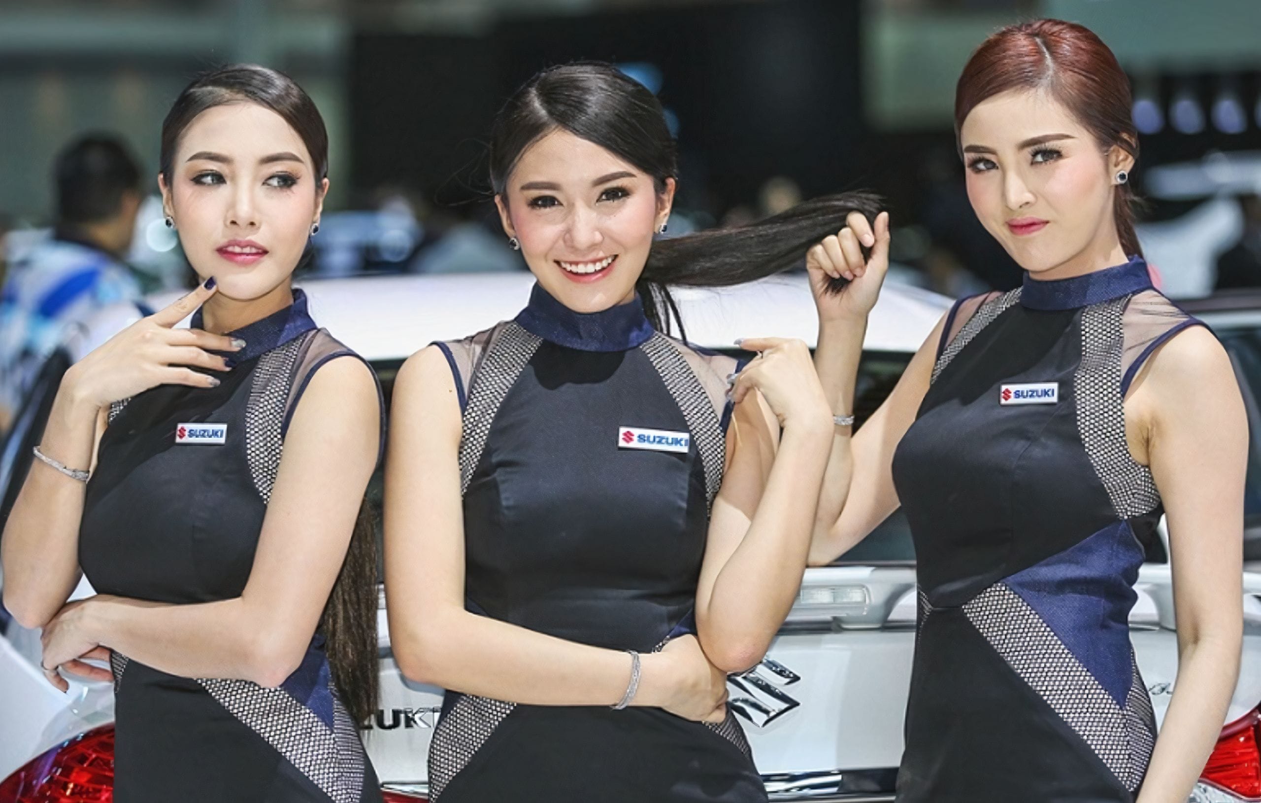 Dàn PG xinh đẹp chuẩn bị trang trí lễ khai trương