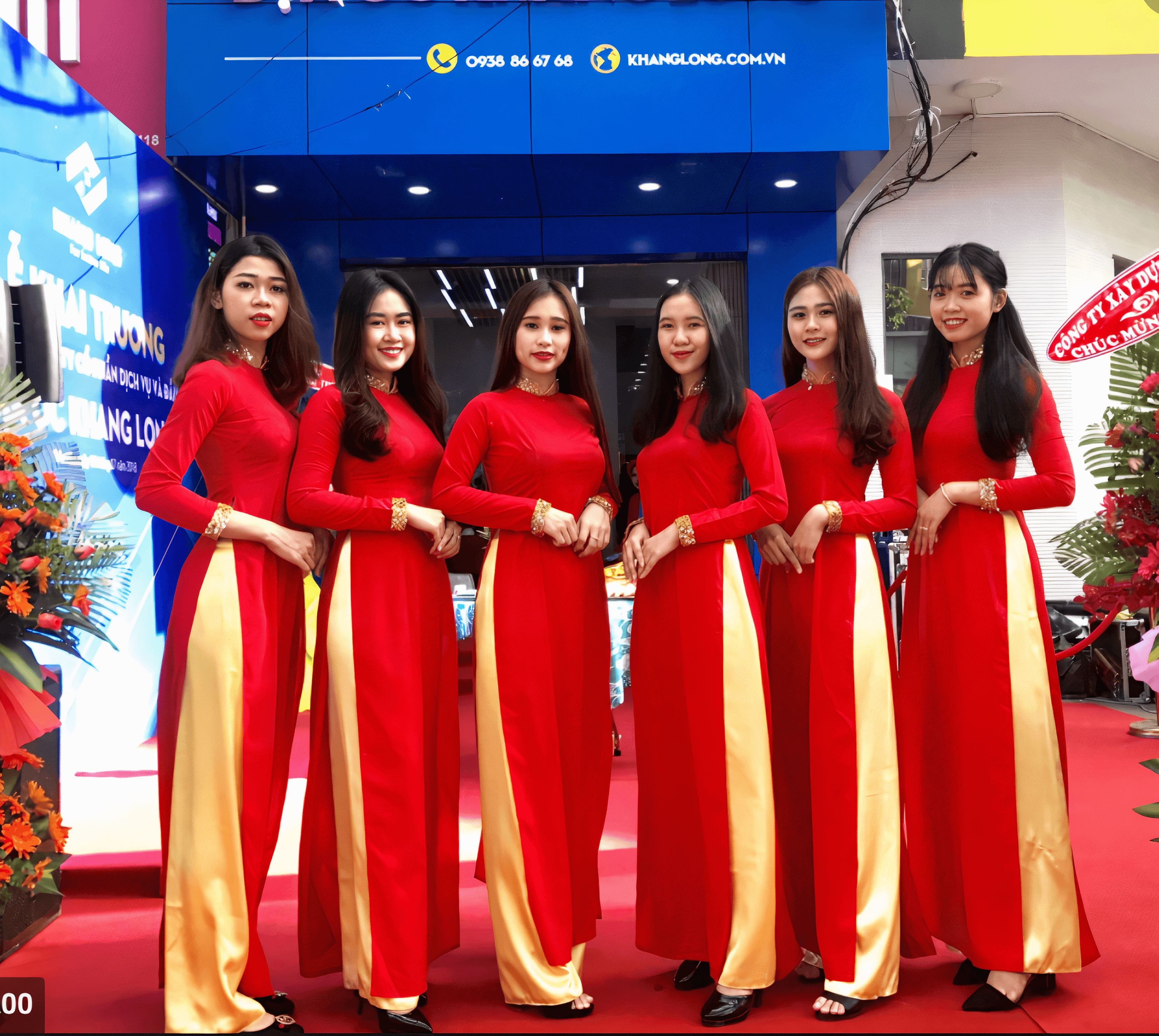 Dàn PG xinh đẹp chuẩn bị trang trí lễ khai trương 